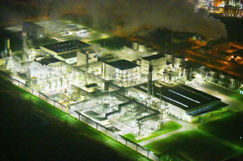 Aerial photograph at night Elsteraue - Night lighting Refinery equipment and management systems on the factory premises of the chemical manufacturers Chemie- and Industriepark Zeitz in Elsteraue in the state Saxony-Anhalt, Germany