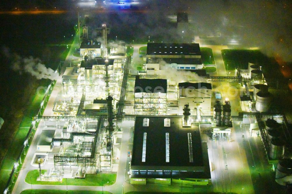 Elsteraue at night from the bird perspective: Night lighting Refinery equipment and management systems on the factory premises of the chemical manufacturers Chemie- and Industriepark Zeitz in Elsteraue in the state Saxony-Anhalt, Germany