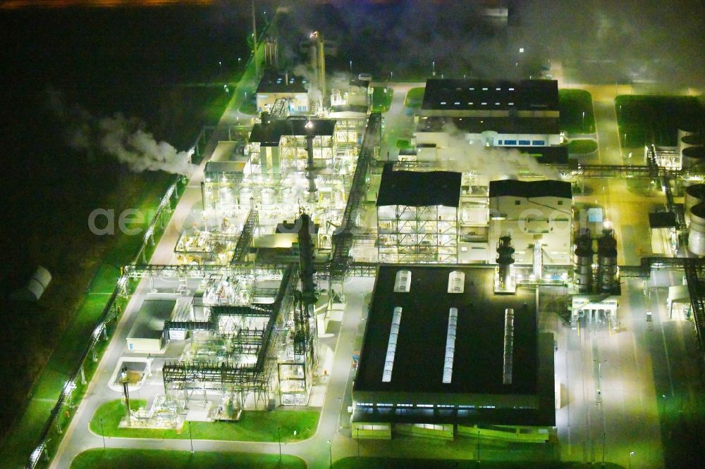 Aerial photograph at night Elsteraue - Night lighting Refinery equipment and management systems on the factory premises of the chemical manufacturers Chemie- and Industriepark Zeitz in Elsteraue in the state Saxony-Anhalt, Germany