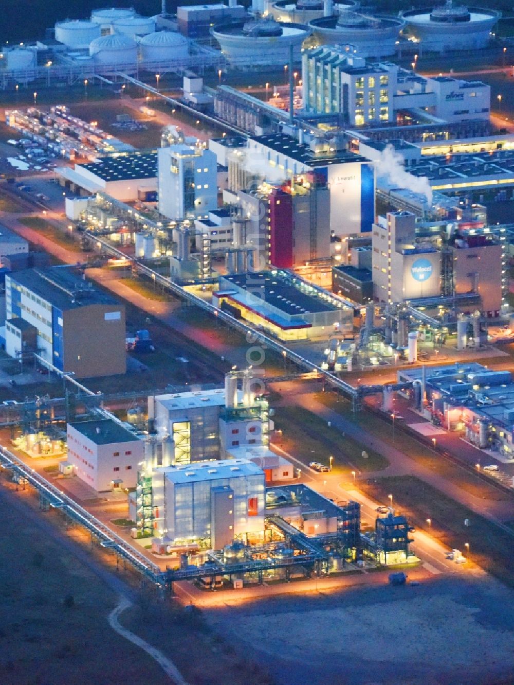 Bitterfeld-Wolfen at night from the bird perspective: Night lighting Refinery equipment and management systems on the factory premises of the chemical manufacturers of Bayer Bitterfeld GmbH in Chemiepark in the district Greppin in Bitterfeld-Wolfen in the state Saxony-Anhalt