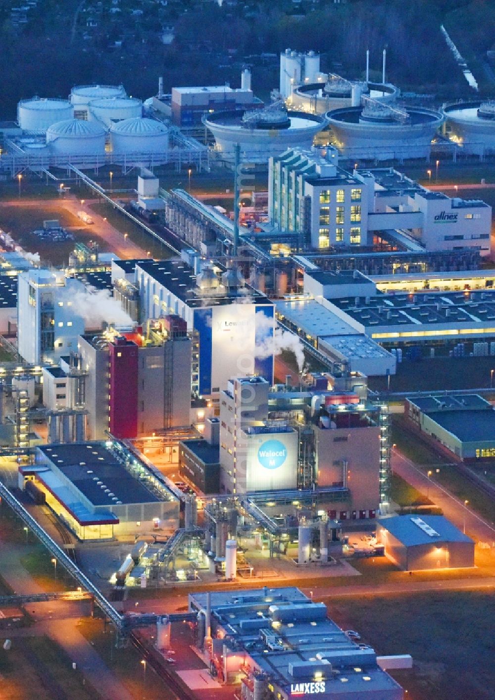 Aerial photograph at night Bitterfeld-Wolfen - Night lighting Refinery equipment and management systems on the factory premises of the chemical manufacturers of Bayer Bitterfeld GmbH in Chemiepark in the district Greppin in Bitterfeld-Wolfen in the state Saxony-Anhalt