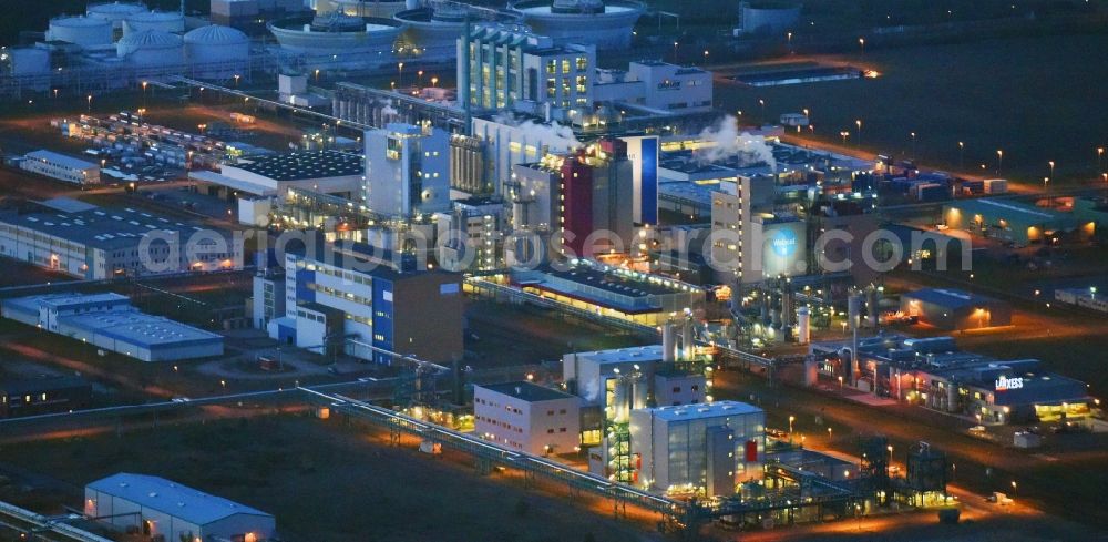 Bitterfeld-Wolfen at night from the bird perspective: Night lighting Refinery equipment and management systems on the factory premises of the chemical manufacturers of Bayer Bitterfeld GmbH in Chemiepark in the district Greppin in Bitterfeld-Wolfen in the state Saxony-Anhalt