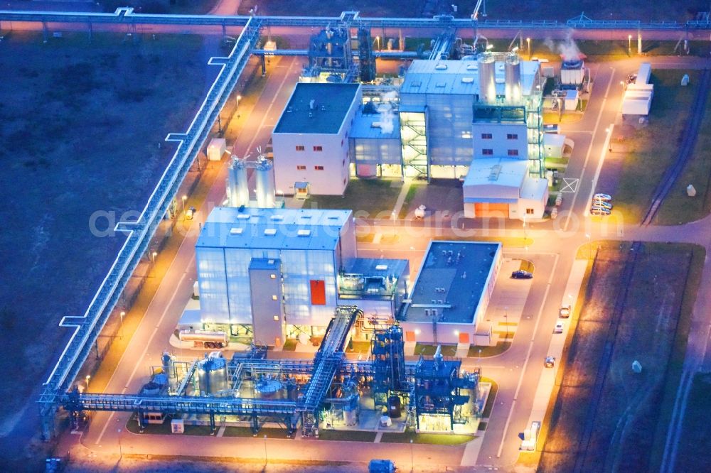 Aerial image at night Bitterfeld-Wolfen - Night lighting Refinery equipment and management systems on the factory premises of the chemical manufacturers of Bayer Bitterfeld GmbH in Chemiepark in the district Greppin in Bitterfeld-Wolfen in the state Saxony-Anhalt