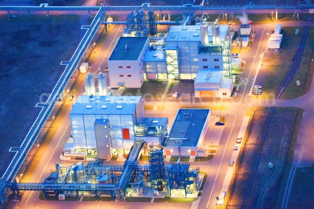 Bitterfeld-Wolfen at night from the bird perspective: Night lighting Refinery equipment and management systems on the factory premises of the chemical manufacturers of Bayer Bitterfeld GmbH in Chemiepark in the district Greppin in Bitterfeld-Wolfen in the state Saxony-Anhalt