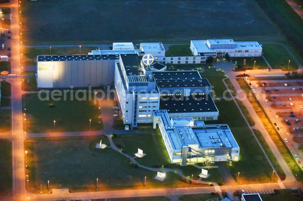 Bitterfeld-Wolfen at night from the bird perspective: Night lighting Refinery equipment and management systems on the factory premises of the chemical manufacturers of Bayer Bitterfeld GmbH in Chemiepark in the district Greppin in Bitterfeld-Wolfen in the state Saxony-Anhalt