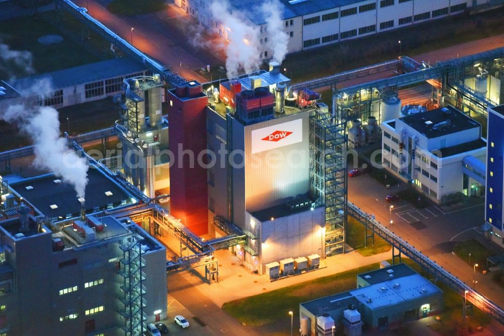 Aerial photograph at night Bitterfeld-Wolfen - Night lighting Refinery equipment and management systems on the factory premises of the chemical manufacturers Dow Deutschlond Anlagengesellschaft mbH in the district Greppin in Bitterfeld-Wolfen in the state Saxony-Anhalt