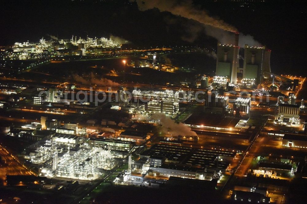 Schkopau at night from the bird perspective: Night view of Refinery equipment and management systems on the factory premises of the chemical manufacturers Dow Olefinverbund GmbH in Schkopau in the state Saxony-Anhalt