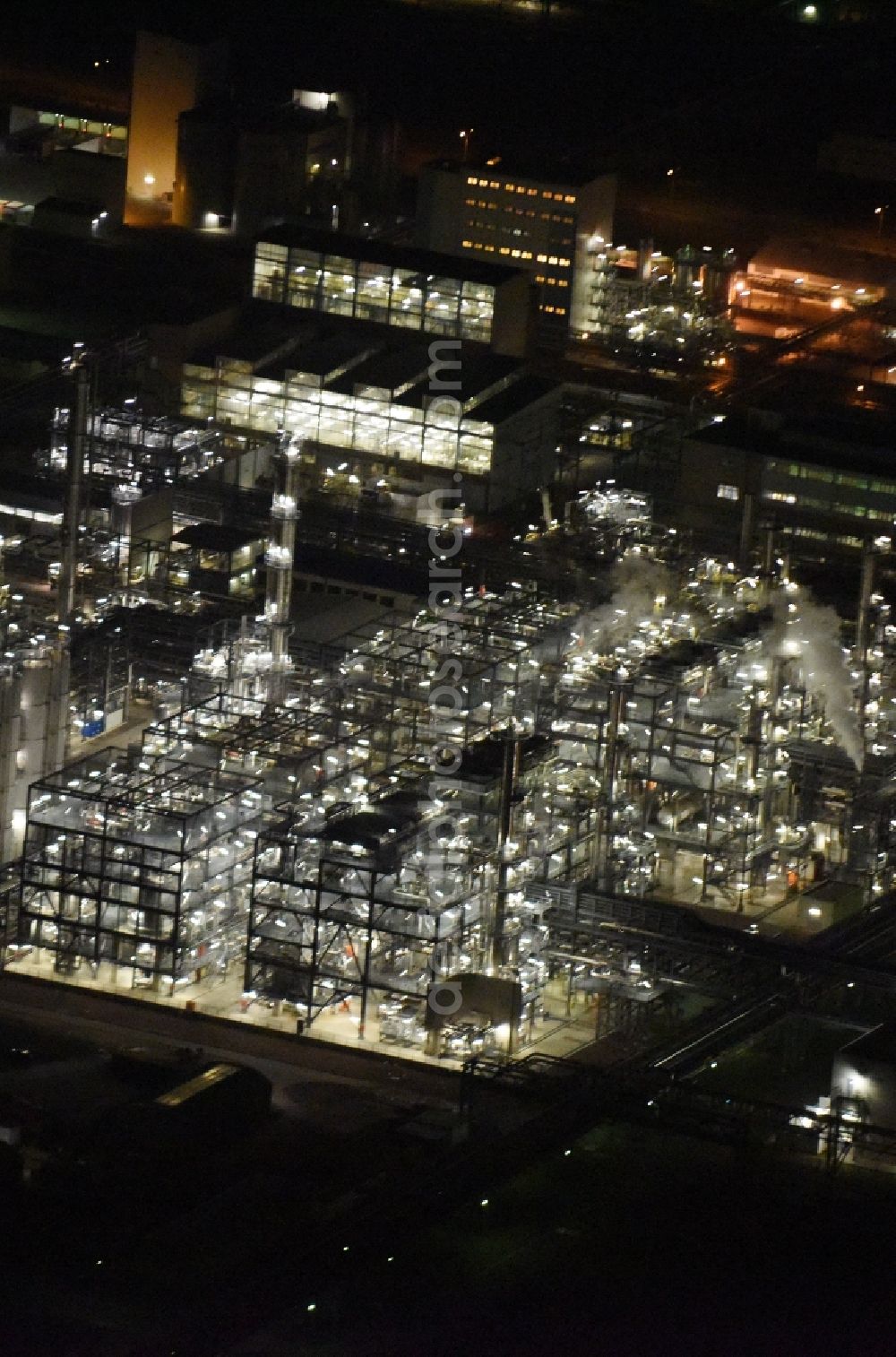 Aerial photograph at night Schkopau - Night view of Refinery equipment and management systems on the factory premises of the chemical manufacturers Dow Olefinverbund GmbH in Schkopau in the state Saxony-Anhalt