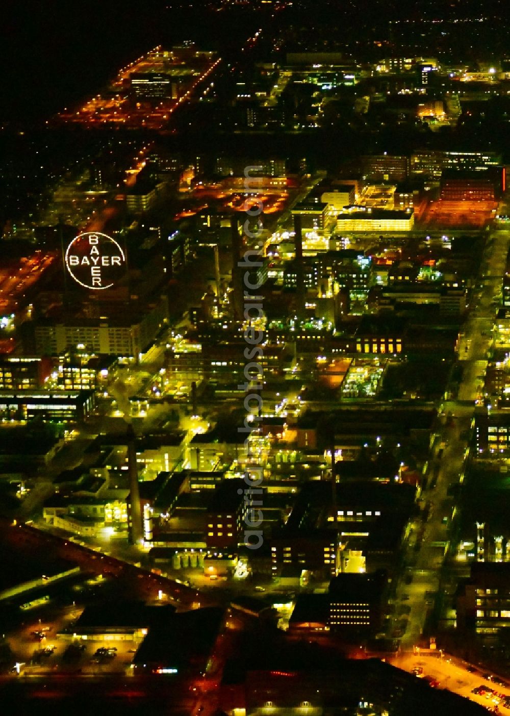 Aerial photograph at night Leverkusen - Night lighting refinery equipment and management systems on the factory premises of the mineral oil manufacturers CHEMPARK Leverkusen in the district Wiesdorf in Leverkusen in the state North Rhine-Westphalia, Germany