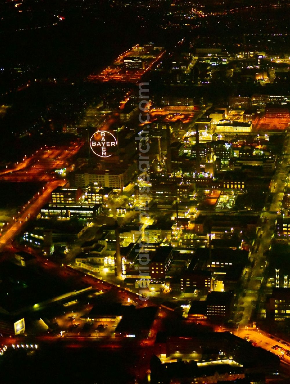 Aerial image at night Leverkusen - Night lighting refinery equipment and management systems on the factory premises of the mineral oil manufacturers CHEMPARK Leverkusen in the district Wiesdorf in Leverkusen in the state North Rhine-Westphalia, Germany