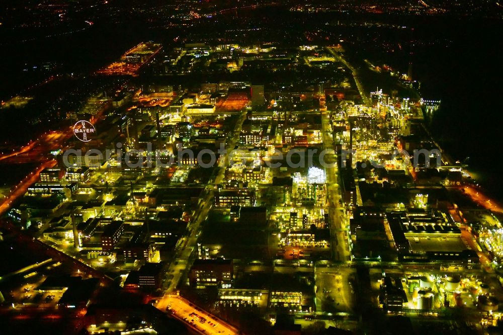 Leverkusen at night from the bird perspective: Night lighting refinery equipment and management systems on the factory premises of the mineral oil manufacturers CHEMPARK Leverkusen in the district Wiesdorf in Leverkusen in the state North Rhine-Westphalia, Germany