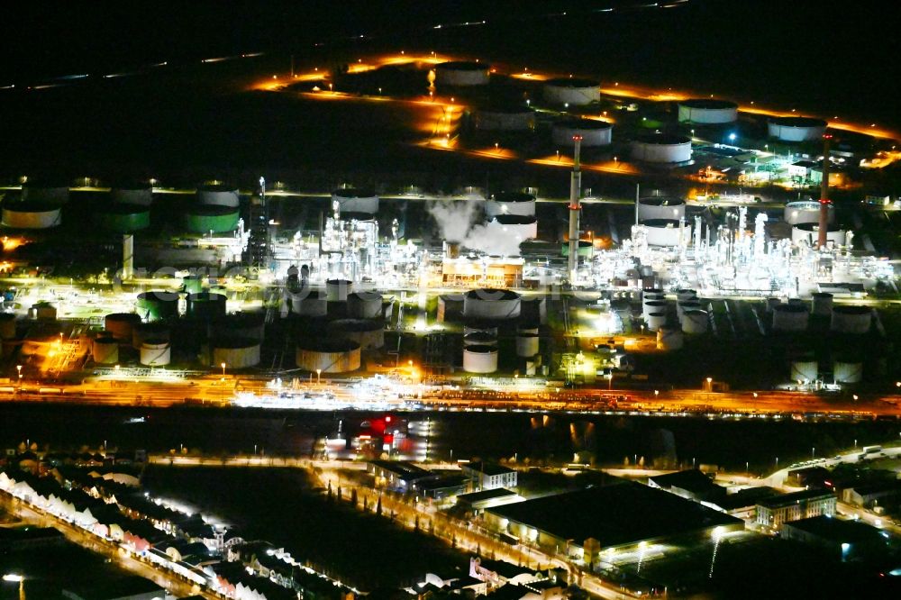 Desching at night from the bird perspective: Night lighting refinery equipment and management systems on the factory premises of the mineral oil manufacturers Gunvor in Desching in the state Bavaria, Germany