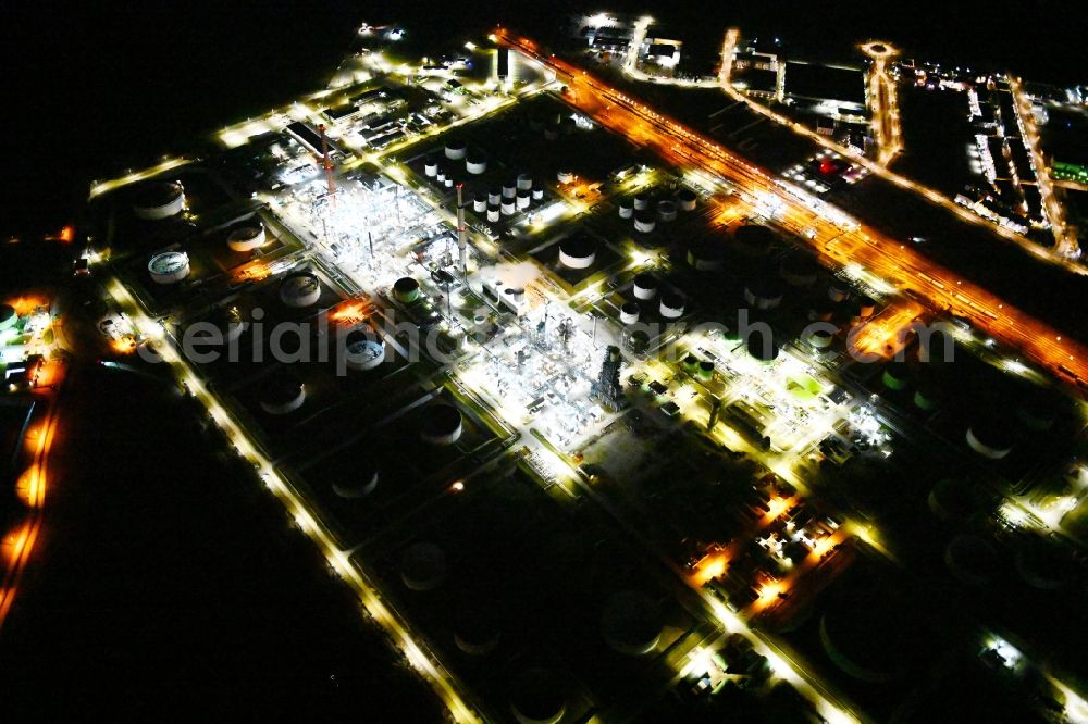 Desching at night from the bird perspective: Night lighting refinery equipment and management systems on the factory premises of the mineral oil manufacturers Gunvor in Desching in the state Bavaria, Germany