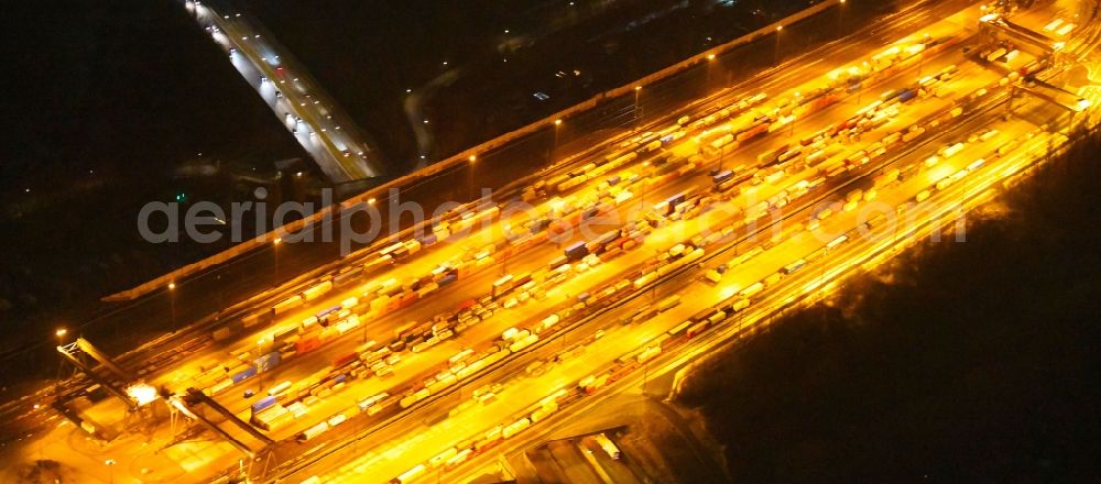 Aerial photograph at night Hamburg - Night lighting marshalling yard and freight station of the Deutsche Bahn in the district Billwerder in Hamburg, Germany