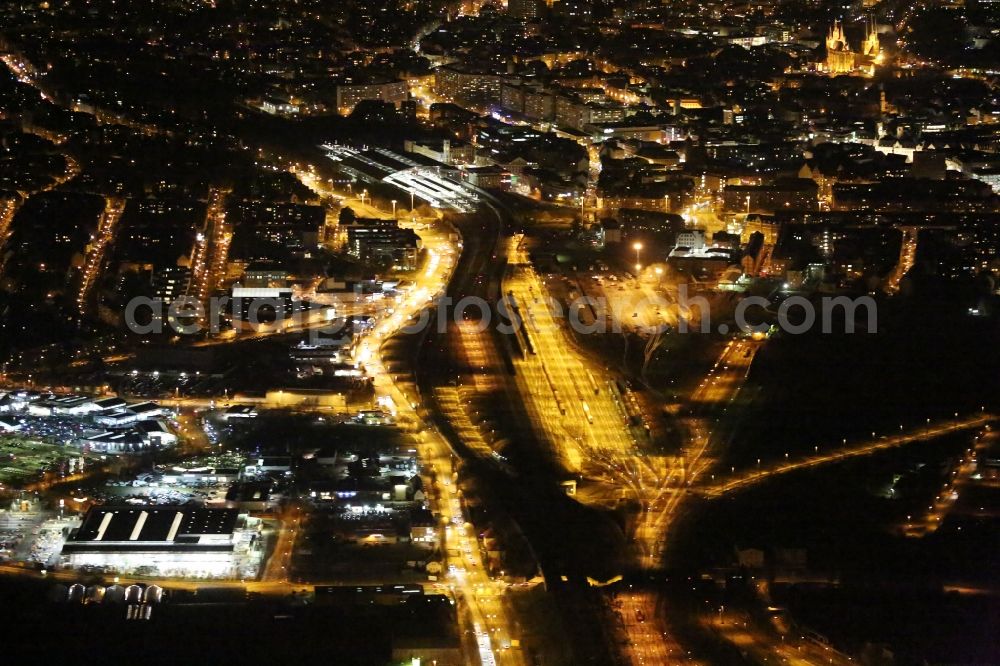 Erfurt at night from the bird perspective: Night lighting Marshalling yard and freight station of the Deutsche Bahn in the district Daberstedt in Erfurt in the state Thuringia, Germany