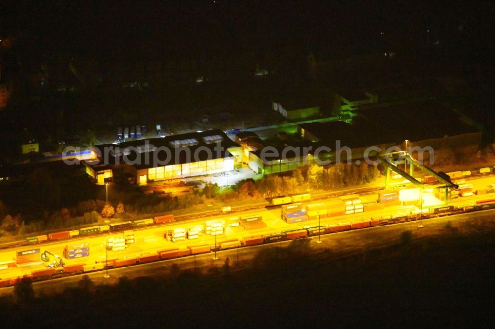 Aerial image at night Frankfurt (Oder) - Night lighting Marshalling yard and freight station of the Deutsche Bahn in the district Rosengarten in Frankfurt (Oder) in the state Brandenburg, Germany