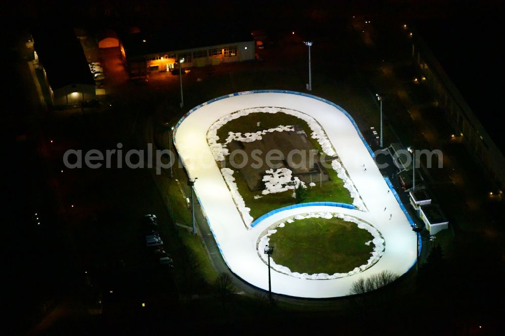 Dresden at night from the bird perspective: Night lighting Night lights and lighting of the race track of the Dresdner Eislauf-Club eV on Pieschener Allee in the Ostra sports park in the Friedrichstadt district of Dresden in the state of Saxony, Germany