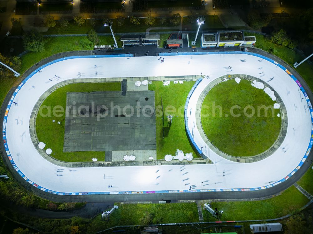 Aerial photograph at night Dresden - Night lights and lighting of the race track of the Dresdner Eislauf-Club eV on Pieschener Allee in the Ostra sports park in the Friedrichstadt district of Dresden in the state of Saxony, Germany