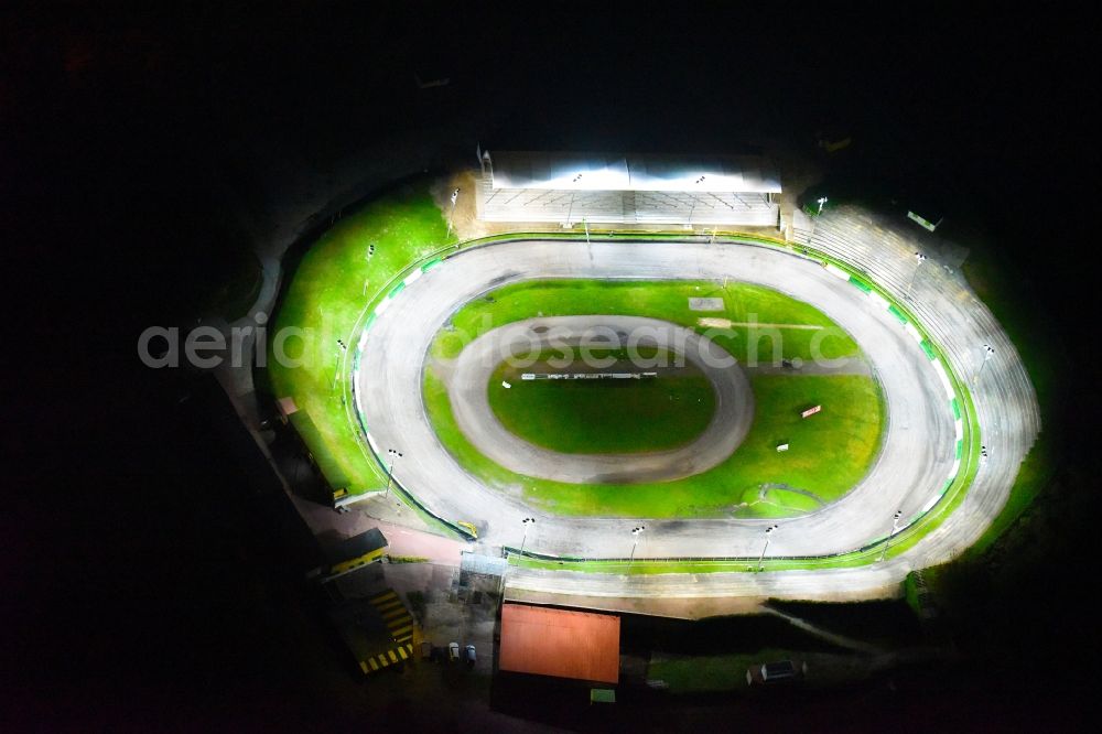 Güstrow at night from the bird perspective: Night lighting Racetrack racecourse of MC Guestrow on Plauer Chaussee in the district Gleviner Burg in Guestrow in the state Mecklenburg - Western Pomerania, Germany