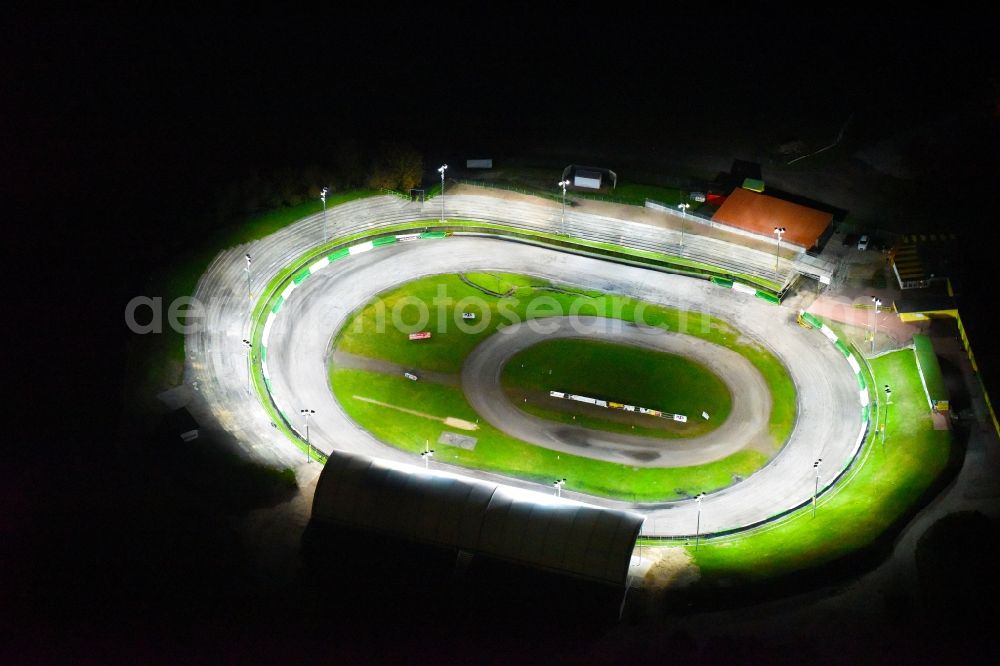 Aerial photograph at night Güstrow - Night lighting Racetrack racecourse of MC Guestrow on Plauer Chaussee in the district Gleviner Burg in Guestrow in the state Mecklenburg - Western Pomerania, Germany