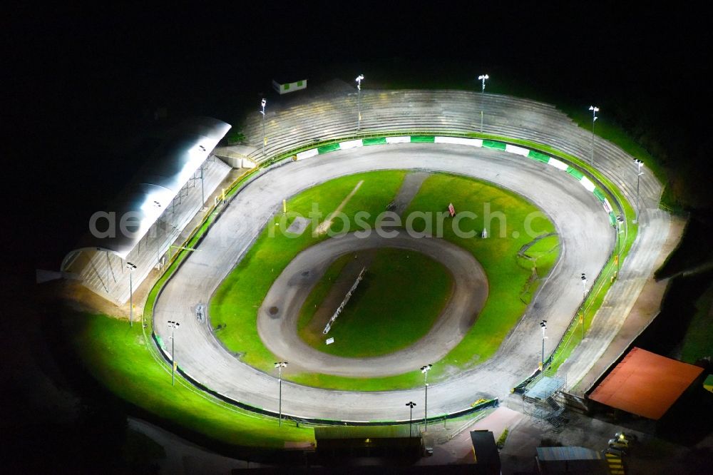 Aerial image at night Güstrow - Night lighting Racetrack racecourse of MC Guestrow on Plauer Chaussee in the district Gleviner Burg in Guestrow in the state Mecklenburg - Western Pomerania, Germany