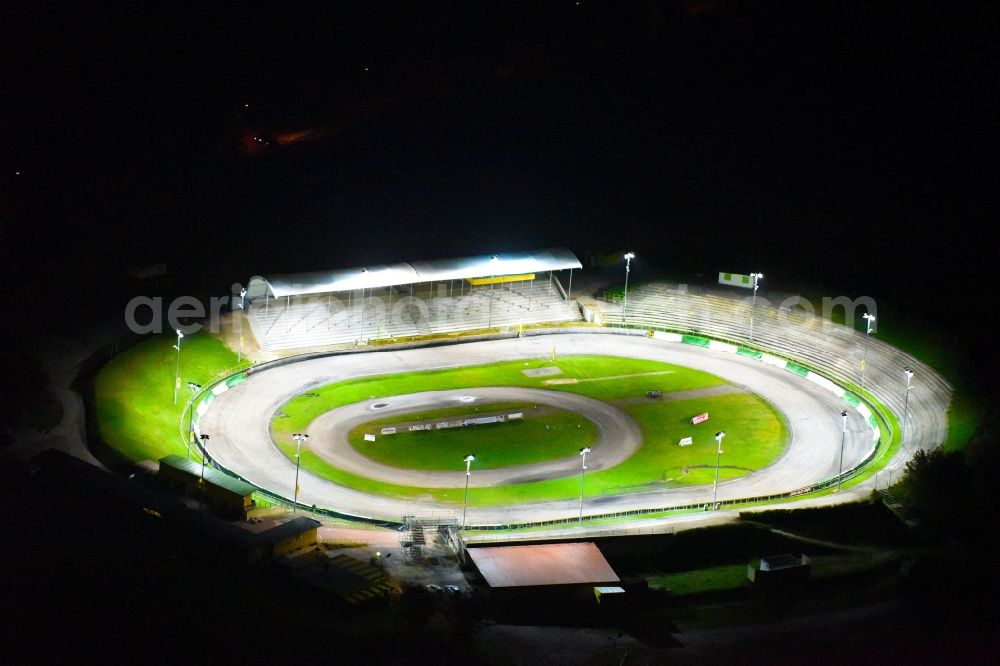 Güstrow at night from above - Night lighting Racetrack racecourse of MC Guestrow on Plauer Chaussee in the district Gleviner Burg in Guestrow in the state Mecklenburg - Western Pomerania, Germany