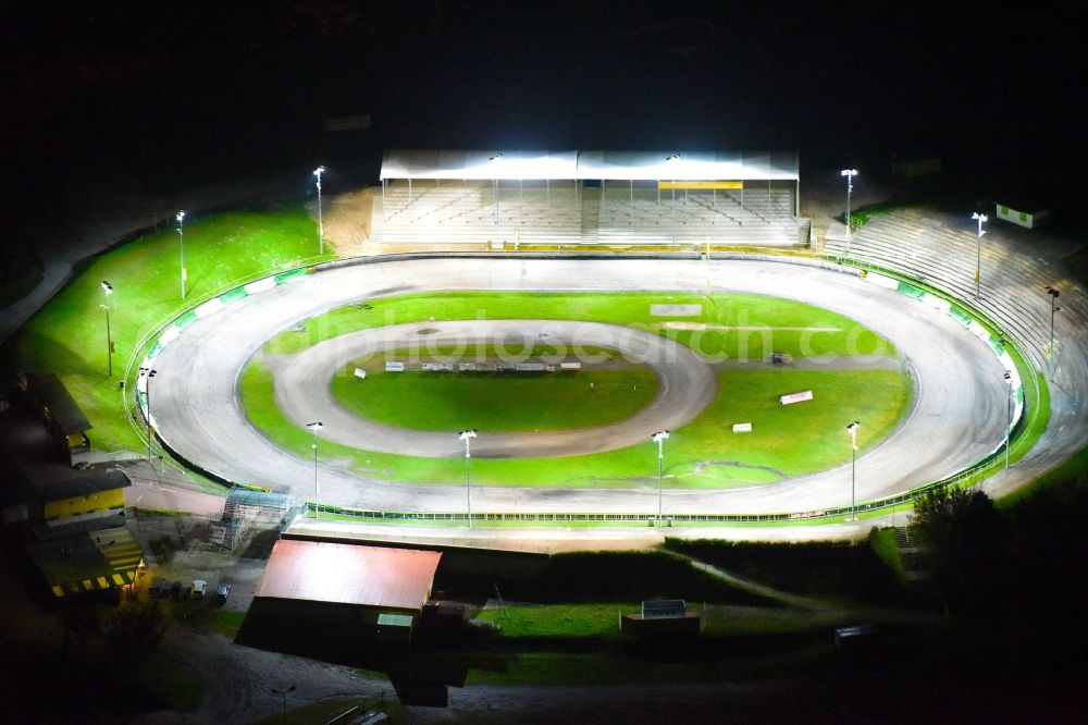 Güstrow at night from the bird perspective: Night lighting Racetrack racecourse of MC Guestrow on Plauer Chaussee in the district Gleviner Burg in Guestrow in the state Mecklenburg - Western Pomerania, Germany