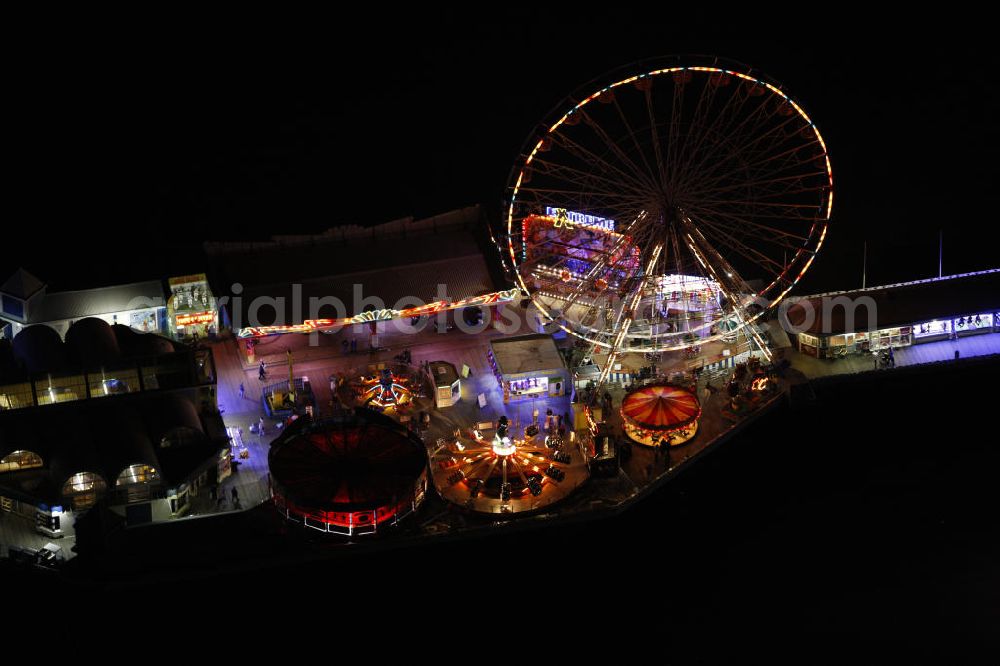 Aerial photograph at night Blackpool - Nachtluftbild vom Riesenrad und dem Vergnügungspark am Pier in Blackpool bei Nacht Küstenbereich Blackpools an der Irischen See. Night aerial view of the coastal area of Blackpool on the Irish Sea.