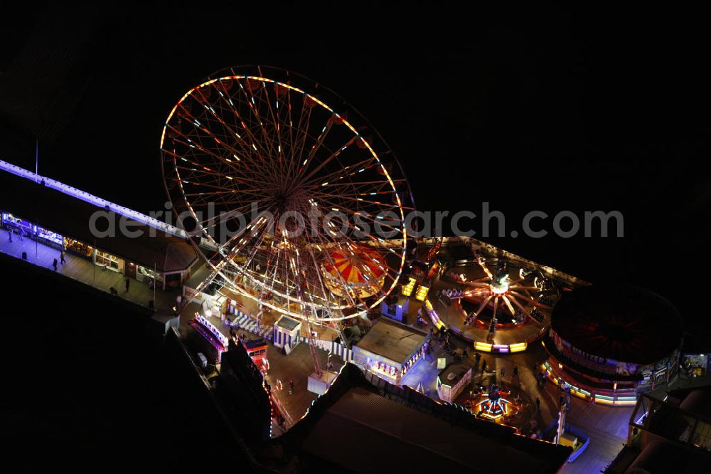 Aerial image at night Blackpool - Nachtluftbild vom Riesenrad und dem Vergnügungspark am Pier in Blackpool bei Nacht Küstenbereich Blackpools an der Irischen See. Night aerial view of the coastal area of Blackpool on the Irish Sea.