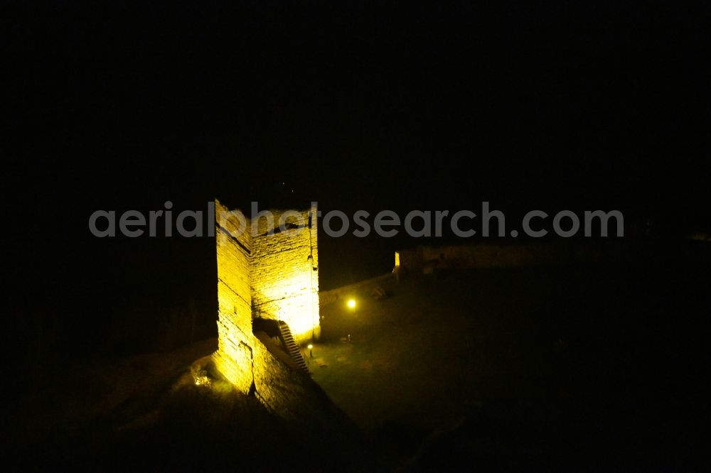 Aerial photograph at night Drei Gleichen - Night lighting Ruins and vestiges of the former castle and fortress Burg Gleichen on Thomas-Muentzer-Strasse in the district Wandersleben in Drei Gleichen in the state Thuringia, Germany