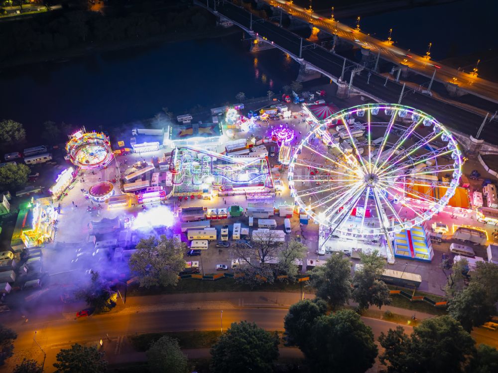 Dresden at night from the bird perspective: Night lighting Night lights and lighting Ferris wheel at the fairground on the folk festival grounds on Pieschener Allee in the district of Friedrichstadt in Dresden in the federal state of Saxony, Germany