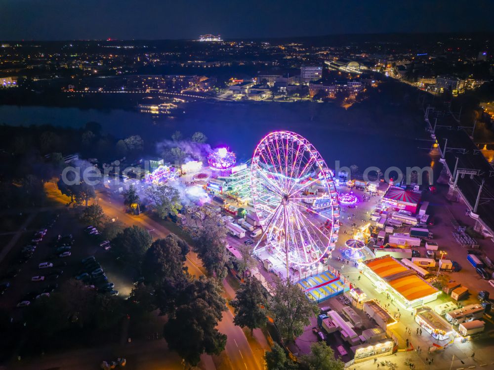 Aerial image at night Dresden - Night lighting Night lights and lighting Ferris wheel at the fairground on the folk festival grounds on Pieschener Allee in the district of Friedrichstadt in Dresden in the federal state of Saxony, Germany