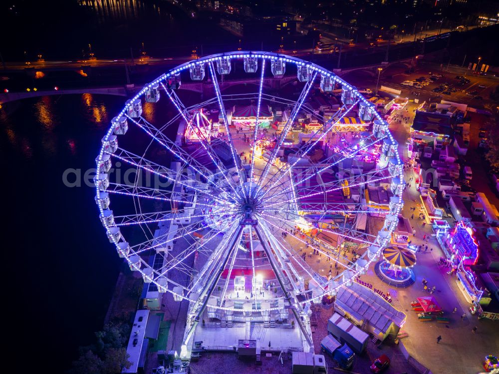 Aerial photograph at night Dresden - Night lights and lighting Ferris wheel at the fairground on the folk festival grounds on Pieschener Allee in the district of Friedrichstadt in Dresden in the federal state of Saxony, Germany