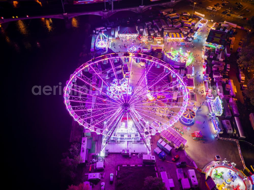 Aerial image at night Dresden - Night lights and lighting Ferris wheel at the fairground on the folk festival grounds on Pieschener Allee in the district of Friedrichstadt in Dresden in the federal state of Saxony, Germany