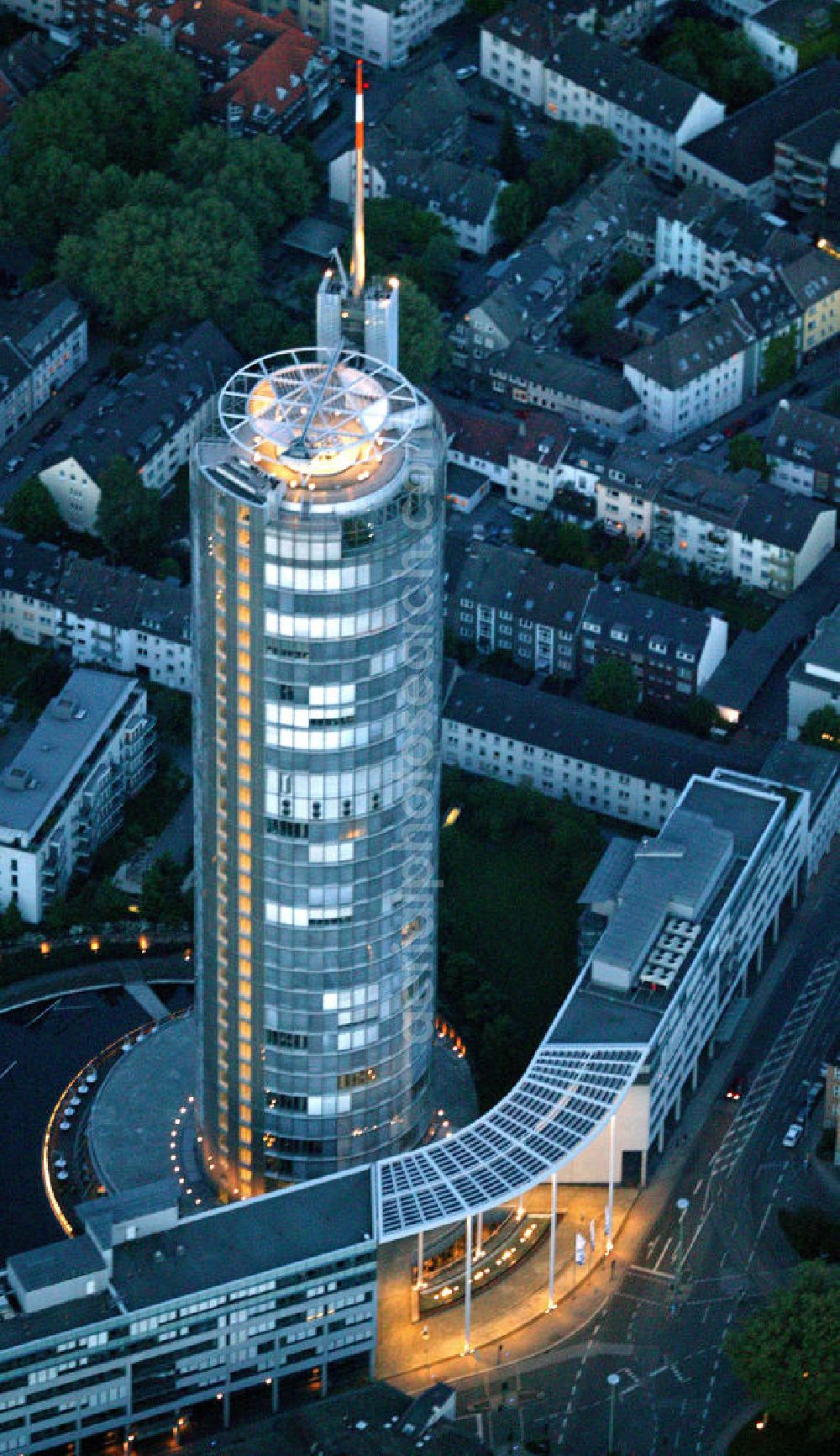 Essen at night from the bird perspective: Blick auf die RWE-Konzernzentrale in Essen bei Nacht. Der RWE-Turm bildet mit 120 m Höhe und 500 Arbeitsplätzen die Zentrale des Energieversorgers RWE. Das Hochhaus ist ökologische orientiert konzipiert und gewinnt natürliche Energie aus Tageslicht und Sonnenwärme. View of the RWE headquarters in Essen at night. The RWE Tower is with 120 meters and up to 500 workplaces the headquarter of the energy supplier RWE. The tower is designed ecological and gains energy from natural daylight and solar heat.