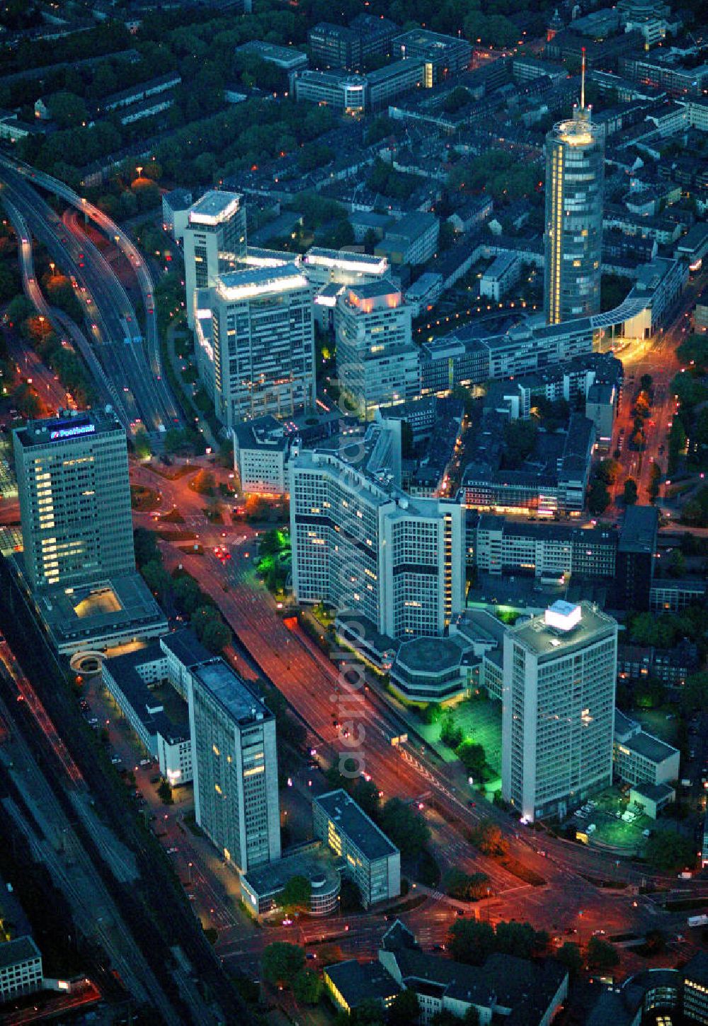 Aerial photograph at night Essen - Blick auf die RWE-Konzernzentrale in Essen bei Nacht. Der RWE-Turm bildet mit 120 m Höhe und 500 Arbeitsplätzen die Zentrale des Energieversorgers RWE. Das Hochhaus ist ökologische orientiert konzipiert und gewinnt natürliche Energie aus Tageslicht und Sonnenwärme. View of the RWE headquarters in Essen at night. The RWE Tower is with 120 meters and up to 500 workplaces the headquarter of the energy supplier RWE. The tower is designed ecological and gains energy from natural daylight and solar heat.