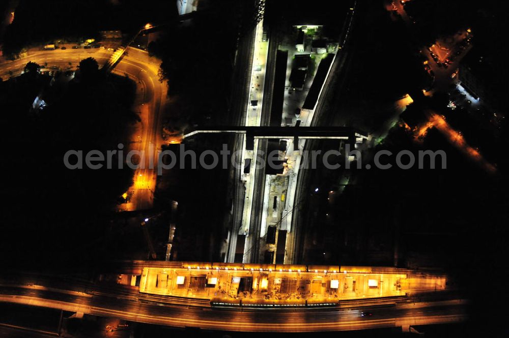 Berlin at night from the bird perspective: Nachtaufnahme: Um- und Neubau des Berliner S-Bahnhof Ostkreuz der Deutschen Bahn in Berlin-Friedrichshain. Teile der Neubauten führt die EUROVIA Beton GmbH aus. Weiterhin beteiligt ist das Unternehmen VEPRO Verkehrsbauprojekt GmbH. Night Shot: Renovations and new construction at the S-Bahn station Berlin-Ostkreuz.