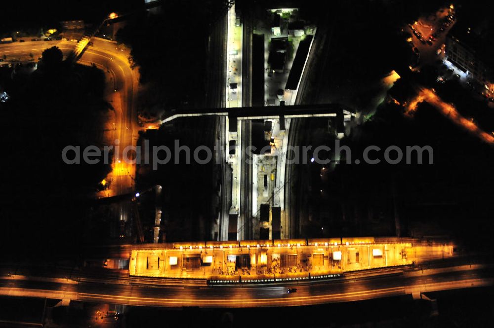 Aerial photograph at night Berlin - Nachtaufnahme: Um- und Neubau des Berliner S-Bahnhof Ostkreuz der Deutschen Bahn in Berlin-Friedrichshain. Teile der Neubauten führt die EUROVIA Beton GmbH aus. Weiterhin beteiligt ist das Unternehmen VEPRO Verkehrsbauprojekt GmbH. Night Shot: Renovations and new construction at the S-Bahn station Berlin-Ostkreuz.