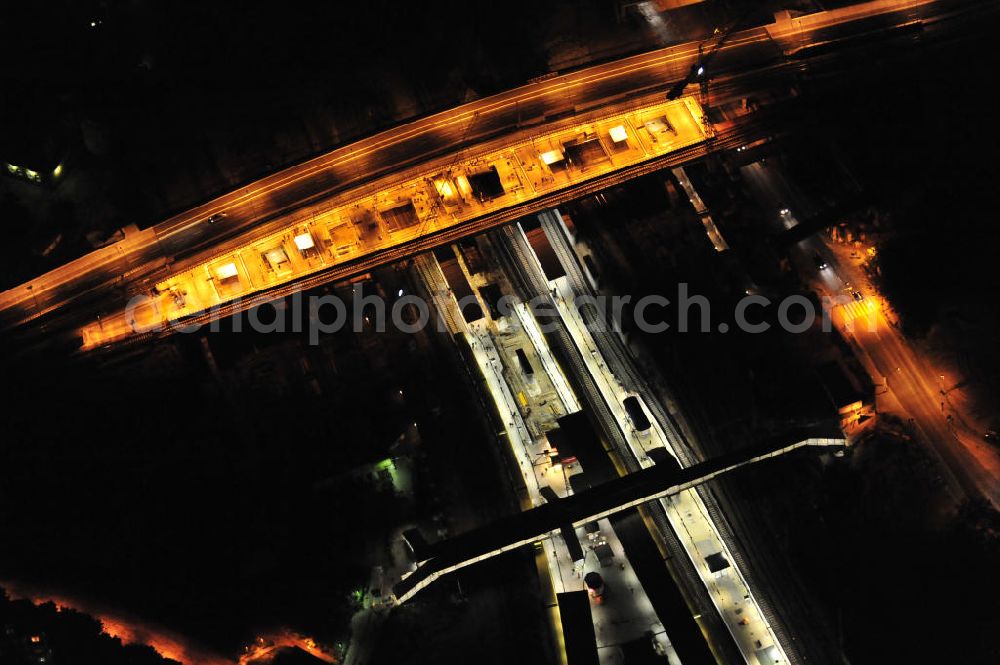 Aerial image at night Berlin - Nachtaufnahme: Um- und Neubau des Berliner S-Bahnhof Ostkreuz der Deutschen Bahn in Berlin-Friedrichshain. Teile der Neubauten führt die EUROVIA Beton GmbH aus. Weiterhin beteiligt ist das Unternehmen VEPRO Verkehrsbauprojekt GmbH. Night Shot: Renovations and new construction at the S-Bahn station Berlin-Ostkreuz.