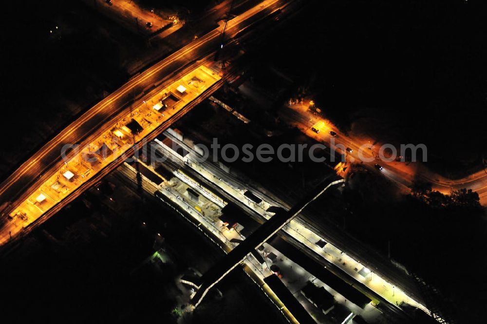 Berlin at night from above - Nachtaufnahme: Um- und Neubau des Berliner S-Bahnhof Ostkreuz der Deutschen Bahn in Berlin-Friedrichshain. Teile der Neubauten führt die EUROVIA Beton GmbH aus. Weiterhin beteiligt ist das Unternehmen VEPRO Verkehrsbauprojekt GmbH. Night Shot: Renovations and new construction at the S-Bahn station Berlin-Ostkreuz.