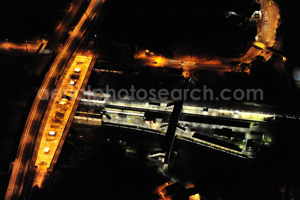 Berlin at night from the bird perspective: Nachtaufnahme: Um- und Neubau des Berliner S-Bahnhof Ostkreuz der Deutschen Bahn in Berlin-Friedrichshain. Teile der Neubauten führt die EUROVIA Beton GmbH aus. Weiterhin beteiligt ist das Unternehmen VEPRO Verkehrsbauprojekt GmbH. Night Shot: Renovations and new construction at the S-Bahn station Berlin-Ostkreuz.