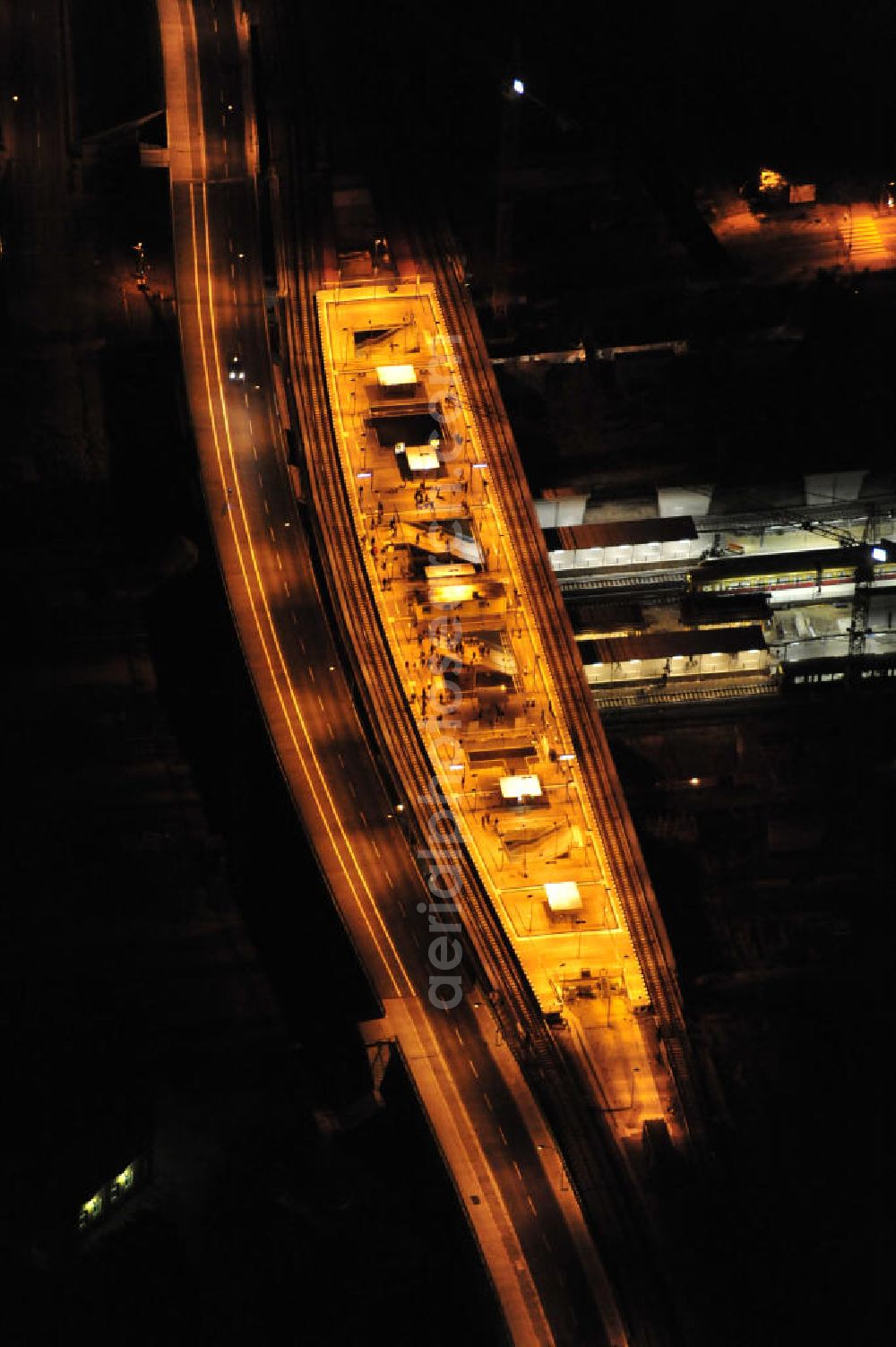 Aerial photograph at night Berlin - Nachtaufnahme: Um- und Neubau des Berliner S-Bahnhof Ostkreuz der Deutschen Bahn in Berlin-Friedrichshain. Teile der Neubauten führt die EUROVIA Beton GmbH aus. Weiterhin beteiligt ist das Unternehmen VEPRO Verkehrsbauprojekt GmbH. Night Shot: Renovations and new construction at the S-Bahn station Berlin-Ostkreuz.