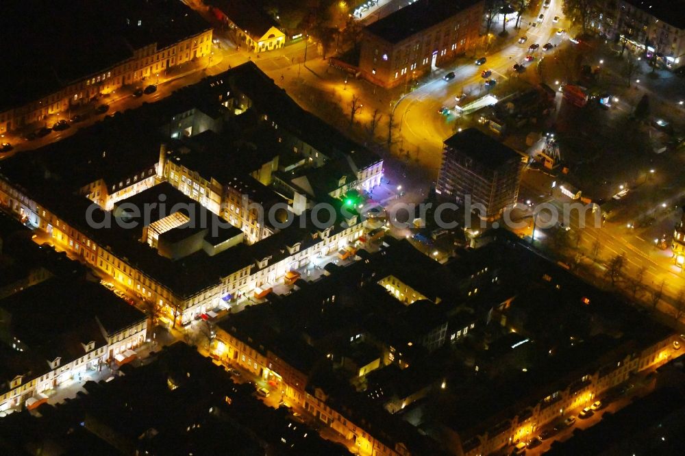 Aerial photograph at night Potsdam - Night lighting Building the visitor center Brandenburger Tor on Luisenplatz in the district Innenstadt in Potsdam in the state Brandenburg, Germany