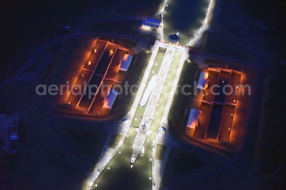 Hohenwarthe at night from the bird perspective: Night lighting Locks - plants on the banks of the waterway in Hohenwarthe in the state Saxony-Anhalt