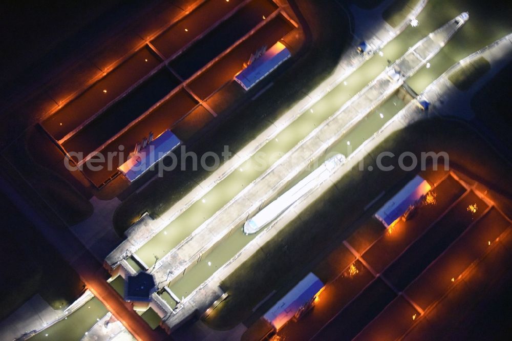 Hohenwarthe at night from the bird perspective: Night lighting Locks - plants on the banks of the waterway in Hohenwarthe in the state Saxony-Anhalt