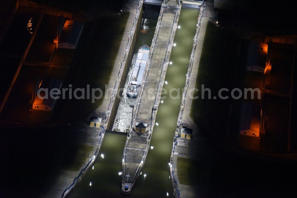 Hohenwarthe at night from the bird perspective: Night lighting Locks - plants on the banks of the waterway in Hohenwarthe in the state Saxony-Anhalt