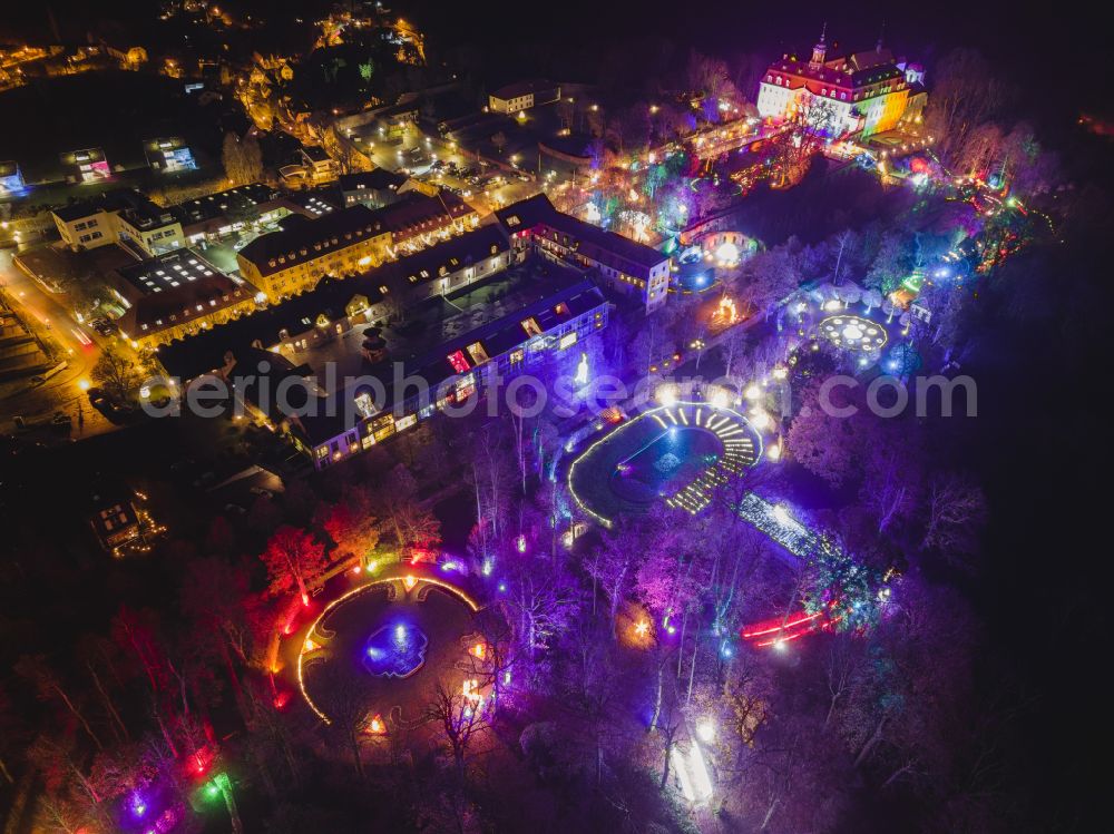 Lichtenwalde at night from the bird perspective: Night lights and lighting LUMAGICA building complex in the castle park of castle Schloss und Park Lichtenwalde in Lichtenwalde in the federal state of Saxony, Germany