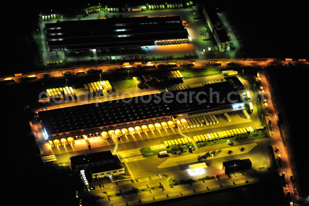 Schönefeld bei Berlin at night from above - Nachtluftbild des Logistikzentrums Berlin Brandenburg der Firma Dachser GmbH & Co. KG in der Thomas-Dachser-Allee in Schönefeld. Im Hintergrund die Niederlassung Produktion Brief Berlin SO der Deutschen Post AG in der Straße In den Gehren. Night shot of the logistics centre Berlin Brandenburg of the company Dachser GmbH & Co. KG and a loading area of the Deutsche Post AG.