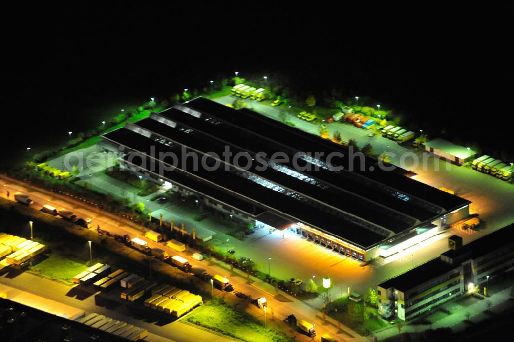 Aerial photograph at night Schönefeld bei Berlin - Nachtluftbild der Niederlassung Produktion Brief Berlin SO der Deutschen Post AG in der Straße In den Gehren in Schönefeld. Night shot of an establishment of the Deutsche Post AG.