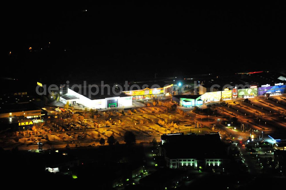 Aerial photograph at night Schönefeld OT Waltersdorf - Nachtaufnahme: Gewerbegebiet Airport Center Waltersdorf nahe des Autobahndreiecks Waltersdorf, an dem sich die A113 und die A117 treffen. Night Shot: The industrial park Waltersdorf near the highway junction Waltersdorf.